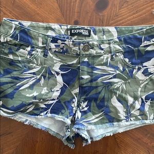 Express shorts with frayed trim